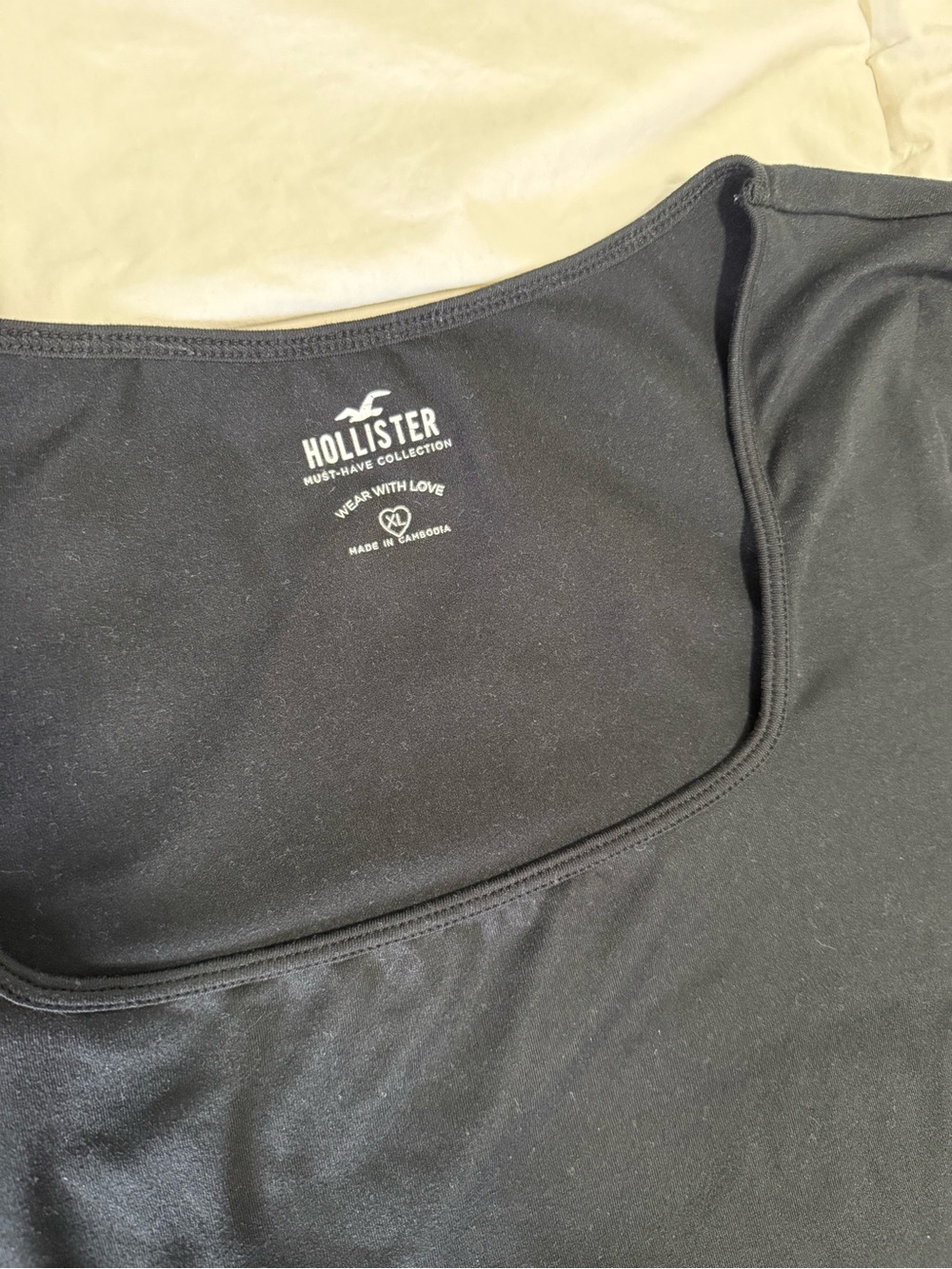 Hollister Women’s Black long sleeve crop top